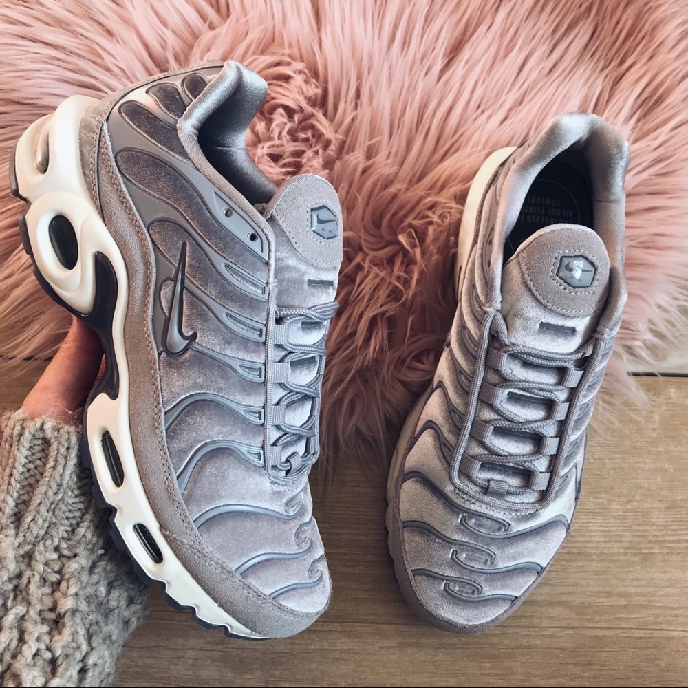 Nike Air Max Plus LX  velvet sneakers size 7.5 - Picture 8 of 8